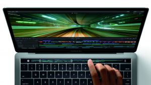 Final Cut Pro X 10.3 nutzt neu MacBooc Pro Touch Bar (Bild: Apple)